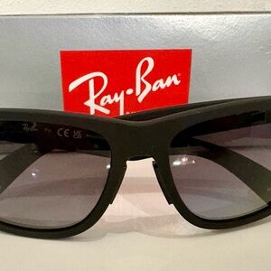 Ray-Ban JUSTIN Classic Matte Black w/receipt, box and case!
